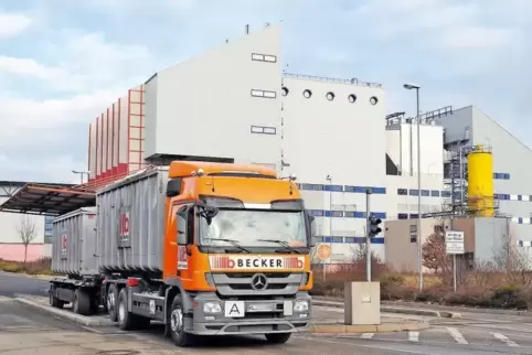 Lastwagen bringen Müll nach Pirmasens. Experten machen sich derzeit Gedanken über die Zukunft der Müllverbrennungsanlage.
