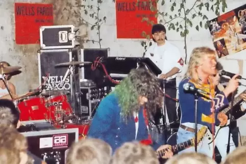 Da werden Erinnerungen wach: Szene vom Eschenauer Wunnerfest 1991 im Kuhstall.