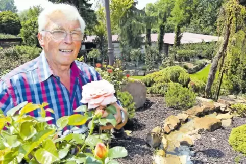 In seinem Rosenparadies: Alois Nieser aus Waldsee.