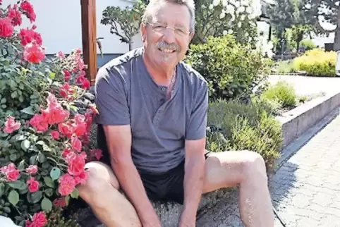 Wolfgang Fried schnürt die Wanderschuhe.