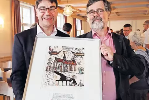 Oberbürgermeister Thomas Hirsch (links) überreicht den Preis in Gestalt einer Grafik von Xaver Mayer an den Vorsitzenden Bernhar