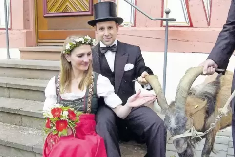 Inna Keksel und Patrick Faß haben sich als künftige Geißbockführer schon einmal mit dem 614. Tributbock vertraut gemacht.