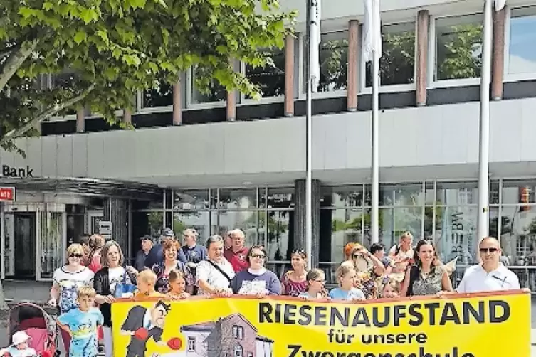 Auch eine Delegation aus dem Kreis Kaiserslautern demonstrierte gestern mit Transparenten in Mainz für den Erhalt der kleinen Gr
