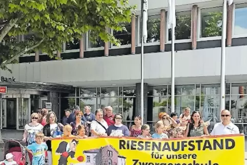 Auch eine Delegation aus dem Kreis Kaiserslautern demonstrierte gestern mit Transparenten in Mainz für den Erhalt der kleinen Gr