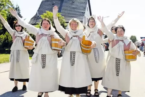 In alter Tracht: Die Milchfrauen der Weiberbratenvereinigung bei der 300-Jahrfeier.
