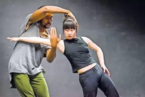 Michelle Cheung und Michael Bronczkowski in dem Tanzstück „4Less“ von Catherine Guerin, das beim Festival gezeigt wird.