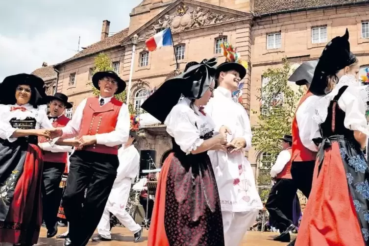 In historischen Trachten wird in Wissembourg gefeiert.
