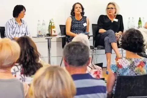 Über die „30 gewonnenen Jahre“ diskutierten (von links) Jutta Wegmann, Dr. Heiner Geißler, Sylvia Kempf-Diehl, RHEINPFALZ-Redakt