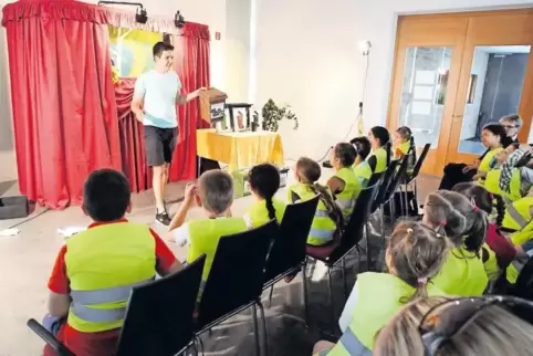 „Was gehört in die braune Tonne?“, will Puppenspieler Tobias Knab von den Kindern wissen. Und die wissen die richtige Antwort: E