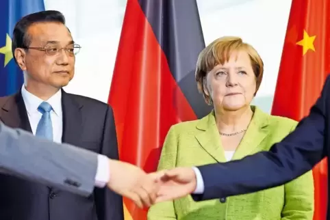 Signalisieren in Berlin Einigkeit zumindest beim Thema Klima: Chinas Ministerpräsident Li und Bundeskanzlerin Merkel. Im Vorderg