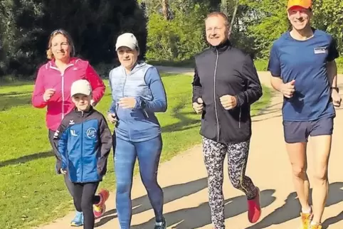 Uwe Wenzel (rechts) hat Astrid Wagner, Mirjam Lehmann mit Tochter sowie Peter Gierl auf den Halbmarathon in Mannheim vorbereitet