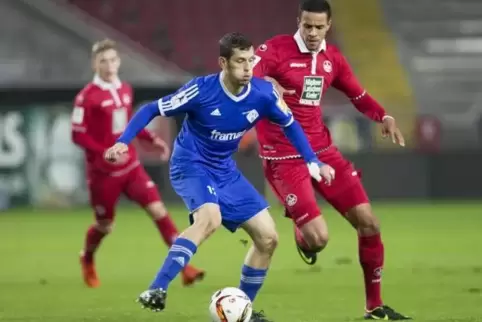 Verlässt nach zweieinhalb Jahren den FKP: der Franzose Adam Bouzid (in Blau), hier mit FCK-Angreifer Robert Glatzel. Foto: View
