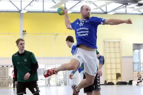 Sepp Stumpf (am Ball) steigt mit seiner Heiligensteiner Mannschaft verspätet in die Handball-Pfalzliga auf.  Foto: Lenz 