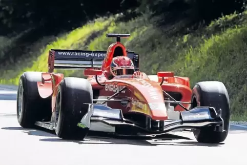Als habe er sich verfahren: David Hausers Dallara GP 2 in Ferrari-Rot am Käshofer Berg. Formel-Klassen-Fahrzeuge sind auch im Ju