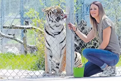 Diplom-Biologin Eva Lindenschmidt und Tigerin Cara.