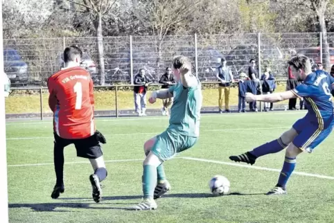 Der SC hofft heute vor allem auf die Tore von Benjamin Montino (rechts), der hier das 3:1 im Spiel gegen den VfR Grünstadt II sc