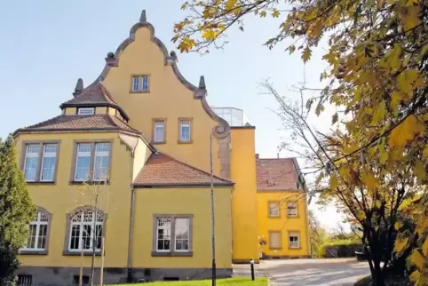 In der Karl-Ritter-Schule in Kirchheimbolanden hat die Kreisvolkshochschule ihren Sitz. Dort wird auch die Verwaltungskraft für 