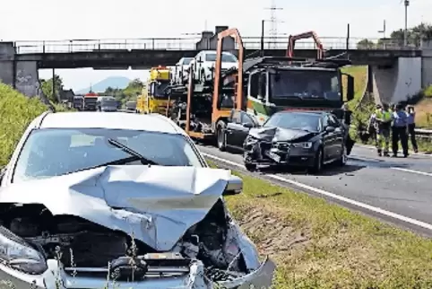Drei beteiligte Fahrzeuge des Unfalls.