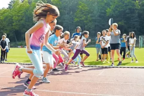 Start zum 800-Meter-Lauf der Mädchen.