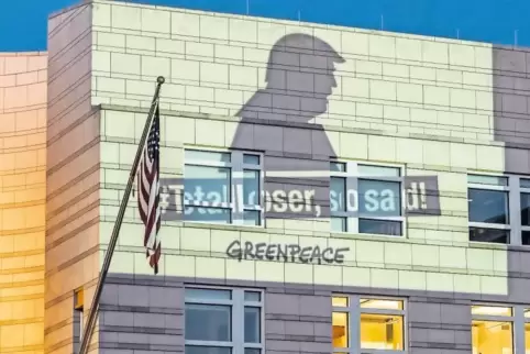 Weltweit gab es Protestaktionen gegen den Austritt der USA aus dem Pariser Klimaabkommen. Im Bild: Greenpeace-Aktivisten projizi