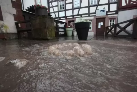 Zeitweise stand wegen der starken Niederschläge am Samstag die Wassergasse in Annweiler unter Wasser.  Foto: van 