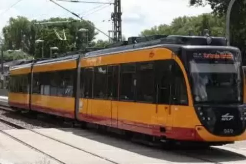 Nachdem die Stadtbahn gebremst hatte, fuhr der Lkw-Fahrer von den Schienen, stieg aus, schaute nach dem Lastwagen, stieg wieder 