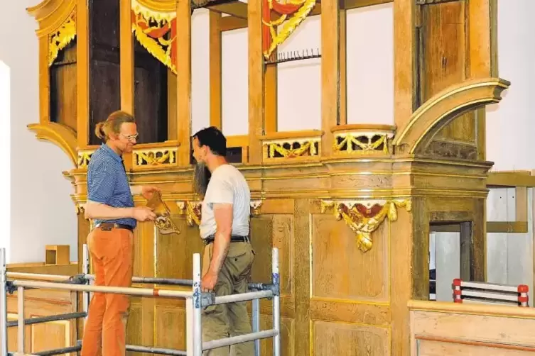 Ein außerordentliches Gehäuse, würdigt Orgelbaumeister Andreas Schiegnitz (links) das Werk von Johannes Michael Stumm II., das e