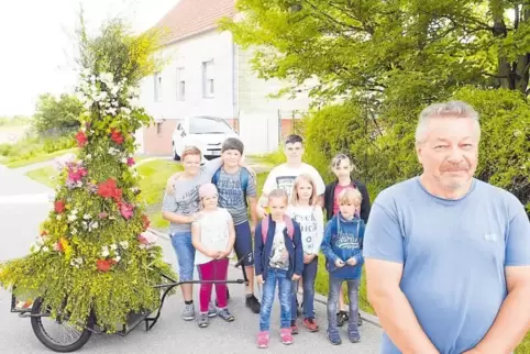 Den Brauch des Pfingstquacks gibt es in Käshofen schon so lange sich Norbert Höh (rechts) erinnern kann. Die Kinder ziehen mit d