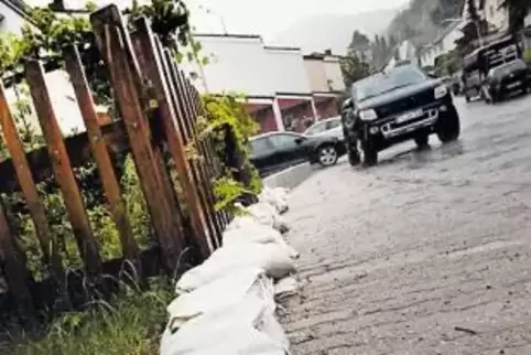 Mit Sandsäcken schützten die „Honigsack“-Bewohner in Annweiler ihre Anwesen.
