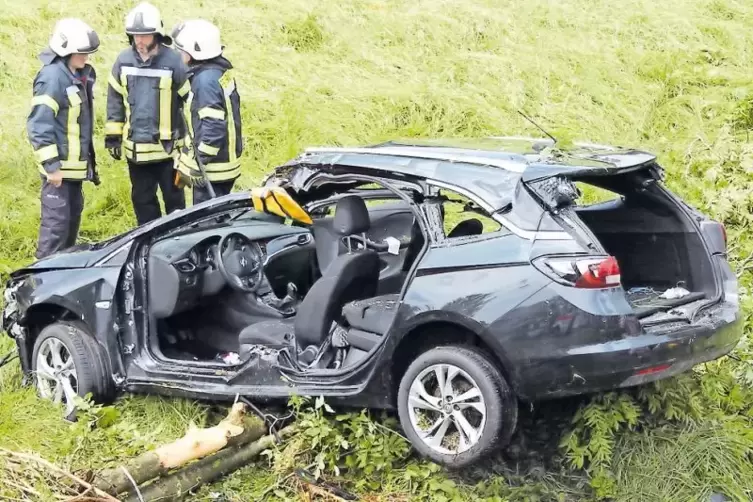 Aquaplaning und zu schnell unterwegs: Bei einem Unfall bei der Neum&uuml;hle am Samstag wurden zwei Menschen schwer verletzt.