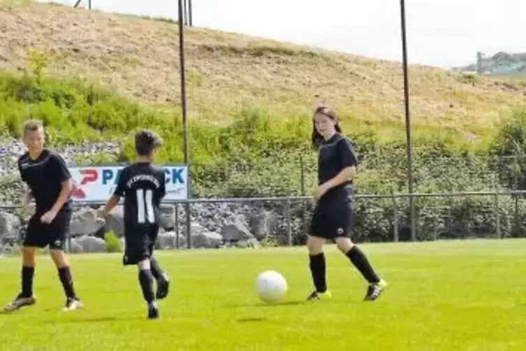 Neun- und Zehnjährige des Jugendfördervereins Zweibrücken kickten mit jungen Fußballern des FC Conti Boulogne, dem Heimatverein 