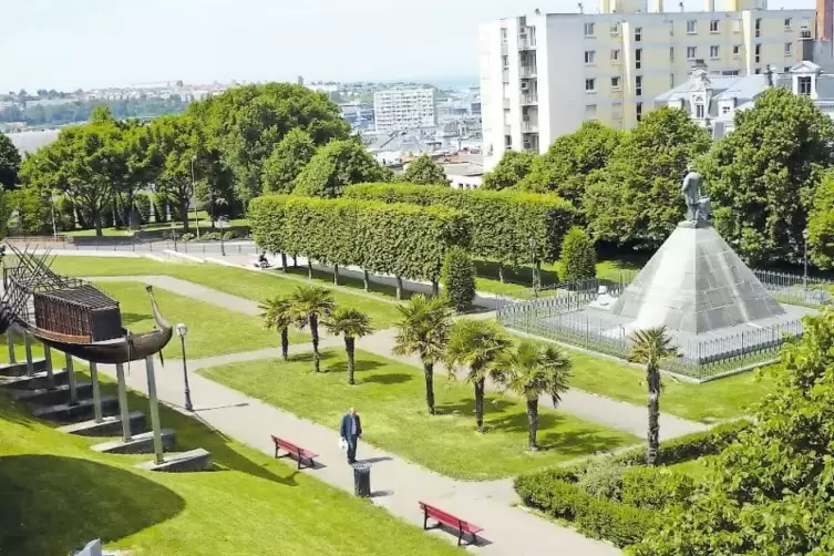 Die Stadt Boulogne-sur-Mer will unterhalb ihrer römischen Stadtmauer Rosen aus Zweibrücken pflanzen. Noch ist reichlich Platz.