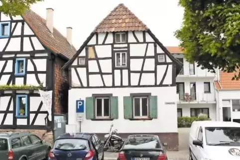Das rechte der beiden Fachwerkhäuser soll trotz Denkmalschutz einer Garage weichen, der Abriss ist bereits genehmigt.