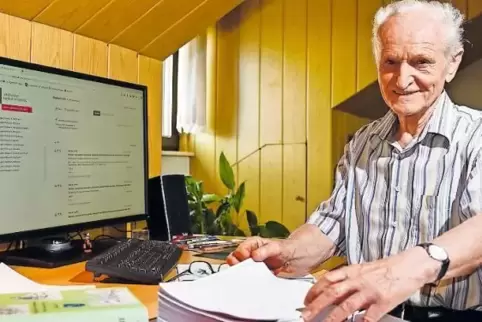 Unterm Dach seines Hauses hat sich Alban Berthold ein Büro eingerichtet. Dort recherchiert er für sein Verzeichnis – auch im Int