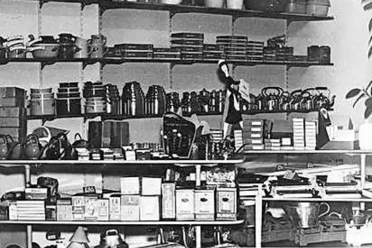 Der Verkaufsraum im Erdgeschoss vor 65 Jahren.