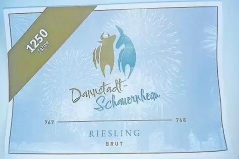 Stößchen: Die Sektetiketten fürs Jubiläum sind fertig.