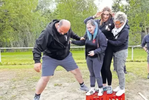 Haben Spaß beim Kistenlauf: die Teilnehmer der Gaudi-Olympiade.