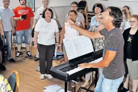 Und jetzt alle: Chorleiter Frank Aiglstorfer und die Sänger.
