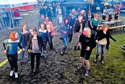 Wurde von den Besuchern als Tanzfläche genutzt: die Wiese vor dem Rathaus in Bobenheim-Roxheim.