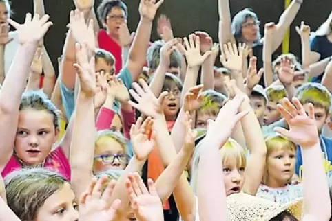 Grundschul- und Vorschulkinder studierten gemeinsam vier Lieder ein und trugen sie vor.