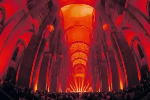 In rotes und gelbes Licht getaucht: Säulen und Gewölbe des Speyerer Doms.