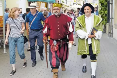 Historisch gewandet: Pfarrer Ralph Gölzer (links) und Theaterchef Matthias Folz gestalten die Führung.