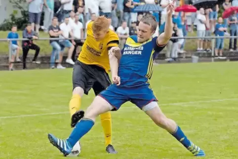 Voller Körpereinsatz: SC-Spieler Christopher McCarthy (vorne) im Zweikampf mit dem Knittelsheimer Lukas Bosch.