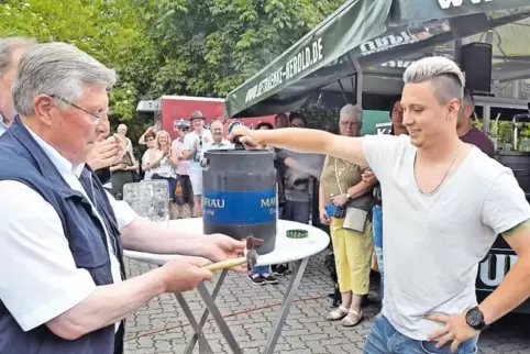 Auch das Bierfass ist diesmal kleiner geraten. Ortsvorsteher Udo Scheuermann (links) und Festwirt Nico Kurman (rechts) beim Anst