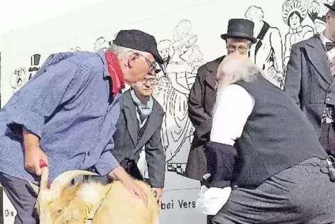 Szene aus dem Geißbockspiel: Adjunkt Lacombe (Karl-Wilhelm Kress, rechts) bemängelt die Beschaffenheit des Tributbocks .
