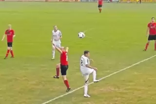 Bei einem Kopfballduell mit André Pischulti verletzte sich Diedesfelds Manuel Hammer (vorne links).