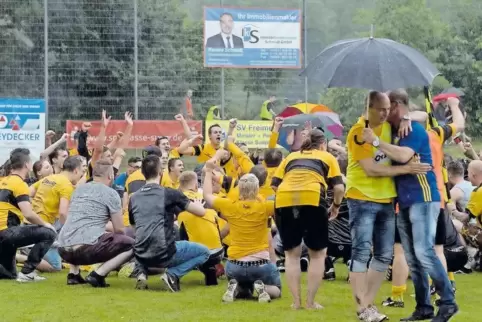 Ein gelb-schwarzes Freudenmeer nach dem Schlusspfiff in Freimersheim.