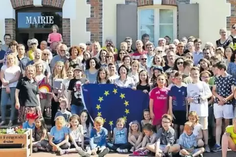Der Empfang der Göcklinger vor der Mairie (Bürgermeisteramt) in Soucy in Burgund.