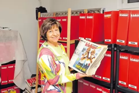 Maria Webers verstorbener Mann Wolfgang war begeisterter Fußball-Fan, -Funktionär und -Schiedsrichter. Seine Sammlung des Kicker