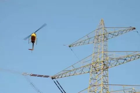 Mit dem Hubschrauber überprüft die MVV die Hochspannungsleitungen.  Foto: MVV 